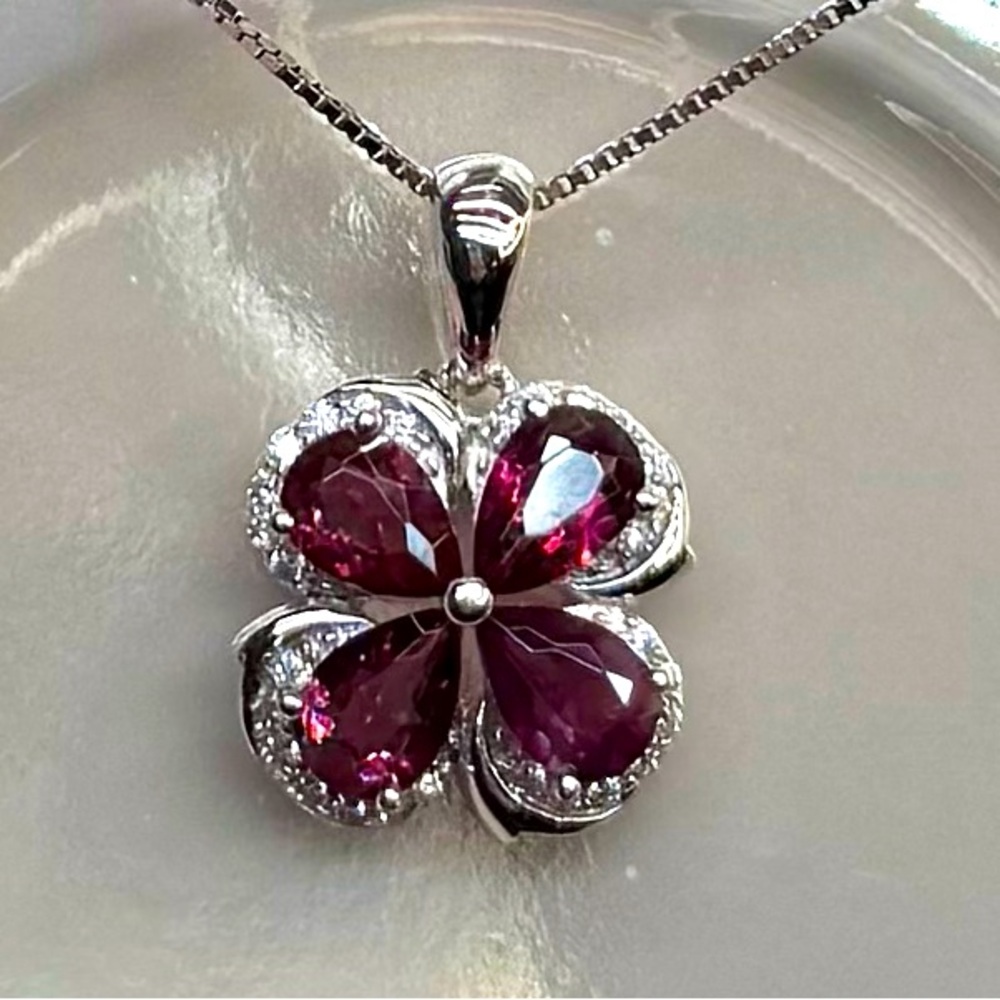 NG4 2CT Natural GRAPE GARNET (Rhodolite) CLOVER FLOWER Pendant 18KWG S925
